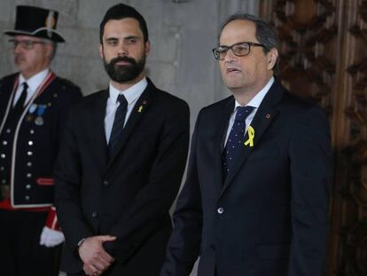 Quim Torra promete el cargo bajo la mirada de Roger Torrent.