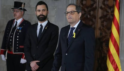 Quim Torra (l) is sworn in as new Catalan premier accompanied by speaker Roger Torrent.