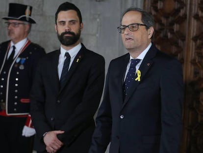 Quim Torra (l) is sworn in as new Catalan premier accompanied by speaker Roger Torrent.