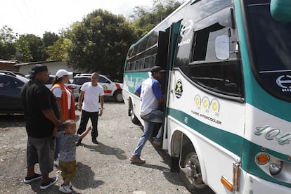 La megaobra no ha estado exenta de oposición. Algunas de las comunidades de su alrededor, junto a organizaciones de la sociedad civil, denunciaron que la construcción vulnera derechos humanos, provocando desplazamientos de campesinos e impactando la biodiversidad de la zona.