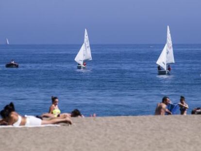 Ba&ntilde;istas en la playa de La Malagueta, en M&aacute;laga.