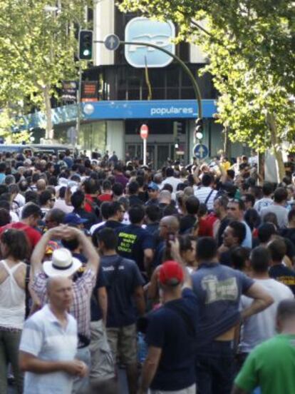Funcionarios protestan ante la sede nacional del PP en Madrid.