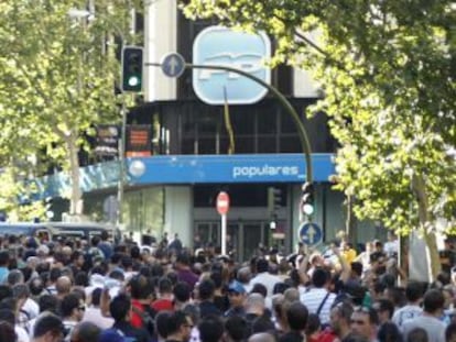 Funcionarios protestan ante la sede nacional del PP en Madrid.