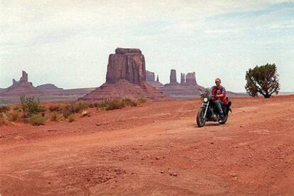 Un motorista recorre el parque monumental de la tribu de los navajos en el desierto de Arizona.