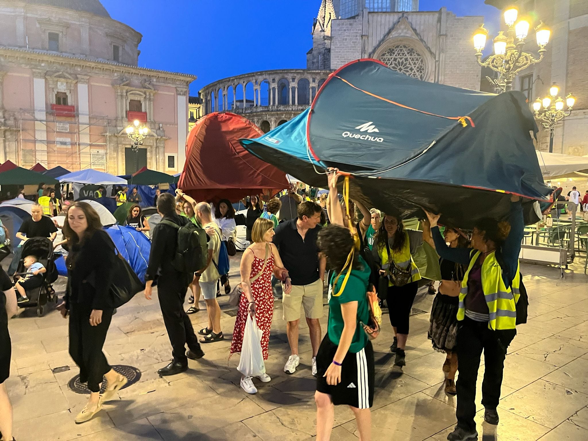 Los profesores en huelga acampados en Valencia despejan el centro de la plaza para no interferir en la celebración del Corpus Christi