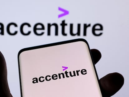 Logo de la compañía Accenture en la pantalla de un teléfono móvil.
