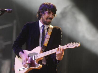 Noni, el cantante de Lori Meyers, en su actuación ayer en Benicàssim.