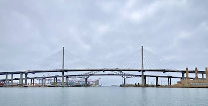 Ejemplo de obra que resuelve un problema ambiental y económico: Gerald Desmond Bridge, primer puente atirantado de California.