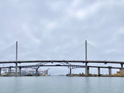 Ejemplo de obra que resuelve un problema ambiental y económico: Gerald Desmond Bridge, primer puente atirantado de California.