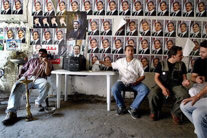 Fotografías del asesinado ex primer ministro libanés Rafik Hariri adornan las paredes de un café de Beirut.