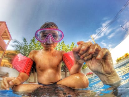 La fotografía 'El verano de los niños' nos llega desde desde Vinaròs en Castellón y su autor añade la siguiente descripción. "Jugando con mi hijo, al mismo tiempo que disparo con una GoPro Hero 3".