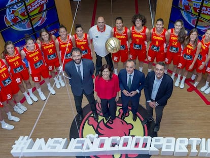 La selección femenina se hace la foto oficial con la nueva secretario de Estado, María José Rienda