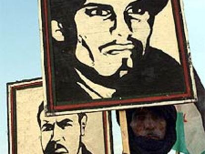 Un saharaui sostiene un cartel con uno de sus líderes el pasado día 21.
/ EFE