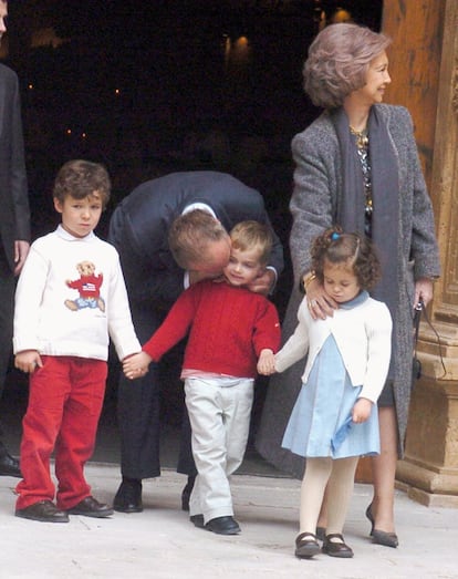 El Rey Juan Carlos y la Reina Sofía, junto a sus nietos, Felipe Juan Froilán, Pablo Nicolás y Victoria Federica, a su salida de la catedral palmesana, donde la Familia Real asistió a la misa del Domingo de Pascua, durante la que se recordó a las víctimas del 11-M, en abril de 2004.