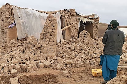 Un residente del distrito de Qadis, junto a una casa dañada, en la provincia de Badghis, epicentro del terremoto del pasado 17 de enero.