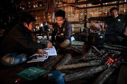 Un trabajador de salud comunitario de la localidad de Tow Law aprende de un médico de MAM cómo diagnosticar y tratar la malaria, una enfermedad endémica en Myanmar.