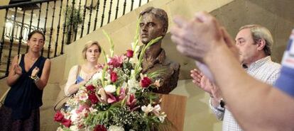 El alcalde de Ermua, Carlos Totorika, y otros miembros de la corporación, durante el tradicional homenaje al edil del PP Miguel Ángel Blanco.