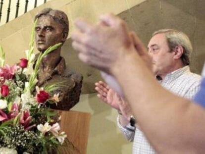 El alcalde de Ermua, Carlos Totorika, y otros miembros de la corporación, durante el tradicional homenaje al edil del PP Miguel Ángel Blanco. 