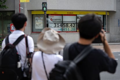 Una imagen en los alrededores de la Bolsa de Tokio, en Japón, este lunes