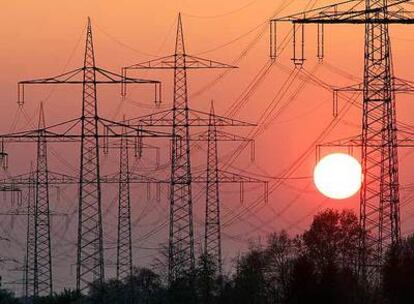 La Abogacía del Estado cree que las empresas eléctricas deben devolver los Costes de Transición a la Competencia (CTC) concedidos por el Gobierno en 1998.