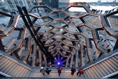 Vista al interior de The Vessel, el nuevo mirador proyectado por Heatherwick Studio en Hudson Yards, en Nueva York, abierto el pasado 15 de marzo. 