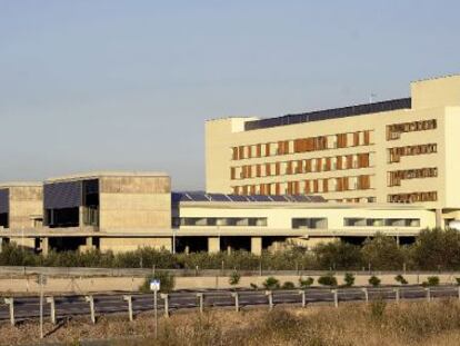 UN NUEVO HOSPITAL, CERRADO Y TAPIADO POR LA CRISIS. Iba a inaugurarse en 2009 pero ahora, casi terminado, la Consejería de Sanidad ha tapiado las puertas del hospital comarcal de Llíria (Valencia), que ha costado 30 millones.