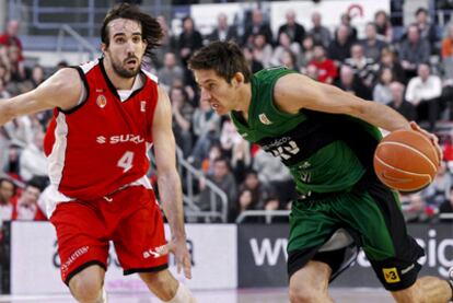 Grimau, del Manresa, lucha por le balón con el escolta del Joventut Tripkovic.