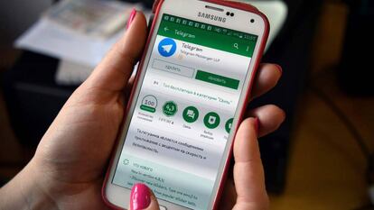 Una mujer utiliza Telegram.