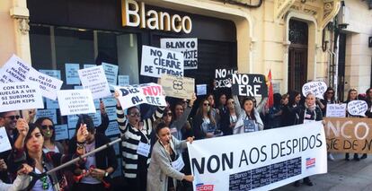 Trabajadoras de Blanco en la plaza de Lugo (A Coru&ntilde;a), durante una protesta contra la &uacute;ltima ola de despidos en la cadena nacida en los a&ntilde;os 60 en Bilbao.&nbsp; 