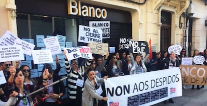 Trabajadoras de Blanco en la plaza de Lugo (A Coruña), durante una protesta contra la última ola de despidos en la cadena nacida en los años 60 en Bilbao. 