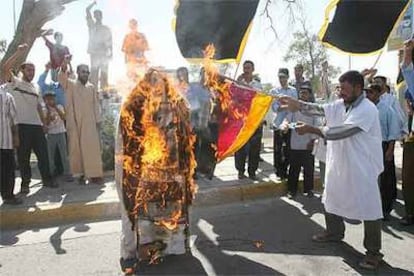 Varios iraquíes queman una efigie de Benedicto XVI durante un acto de protesta en la ciudad de Basora.