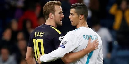 Harry Kane se saluda con Cristiano tras el partido ante el Madrid.