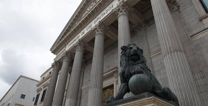 Estatuas de leones en la entrada del Congreso de los Diputados.