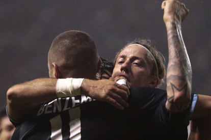 Guti y Benzema se abrazan tras el segundo gol del Madrid, conseguido por el francés gracias a un soberbio taconazo de su compañero.
