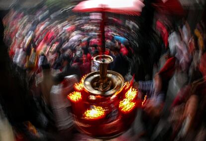 Celebração em um templo de Taipé (Taiwan) para a despedida do Ano do Galo e a chegada do Ano do Cachorro.