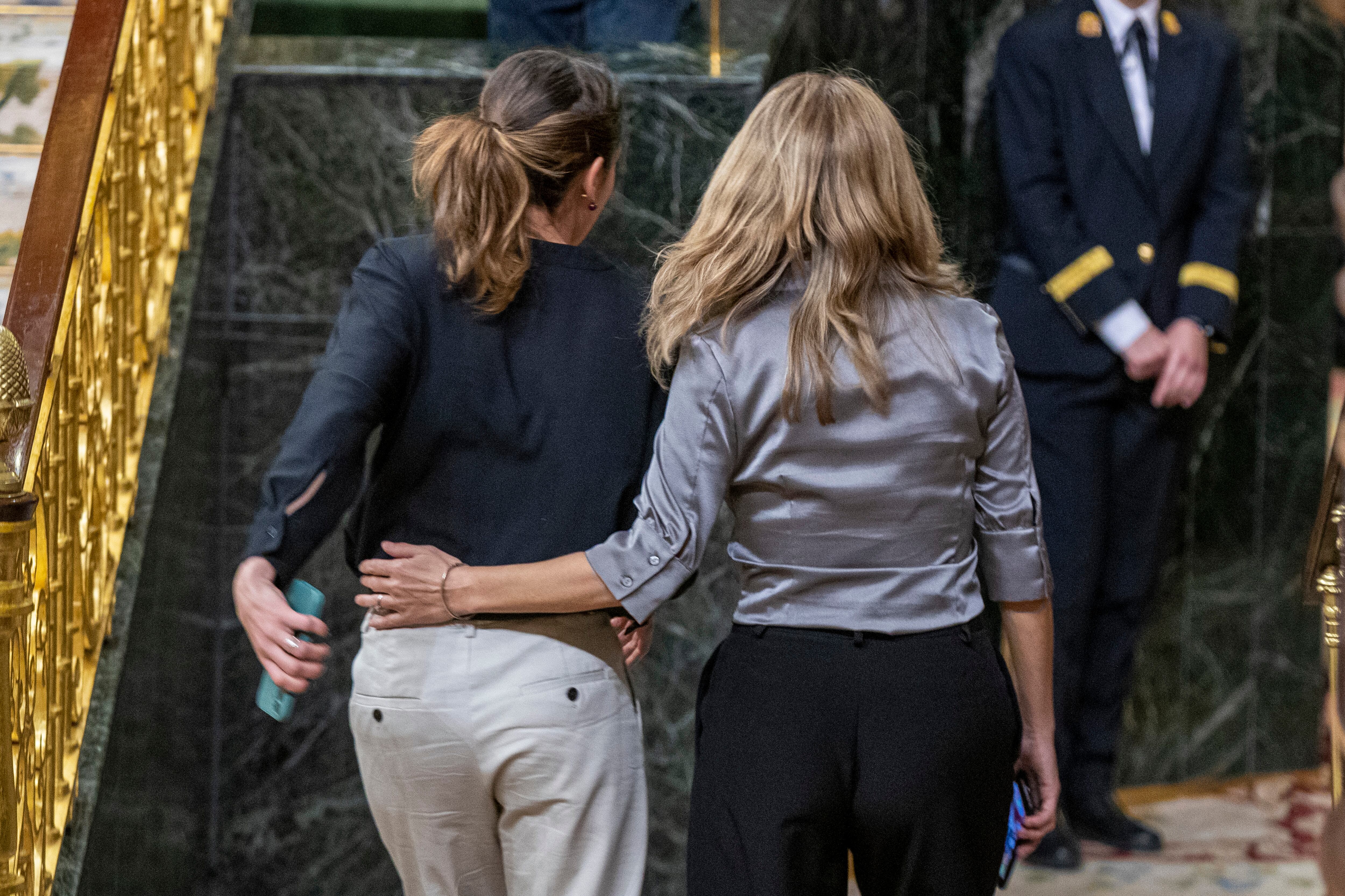 La vicepresidenta segunda y ministra de Trabajo y Economía Social, Yolanda Díaz (derecha), y la ministra de Igualdad, Irene Montero, durante la sesión plenaria del Congreso de este martes.