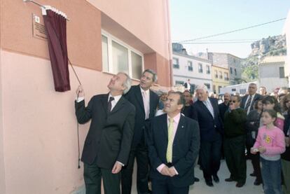 El presidente de Murcia, Ramón Luis Valcárcel, con el alcalde de Moratalla (a la derecha).