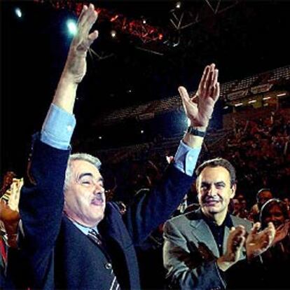Maragall y Rodríguez Zapatero saludan a las 20.000 personas congregadas anoche en Barcelona.