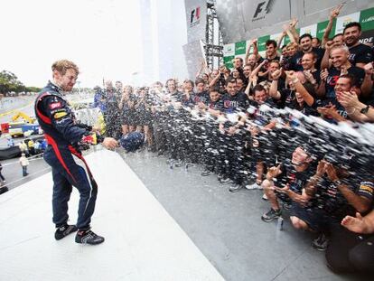 Vettel celebra el título con los miembros de Red Bull.