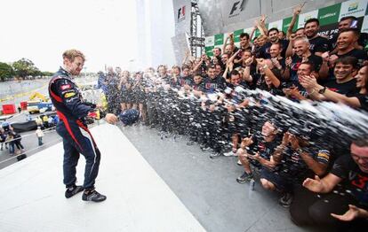 Vettel celebra el título con los miembros de Red Bull.