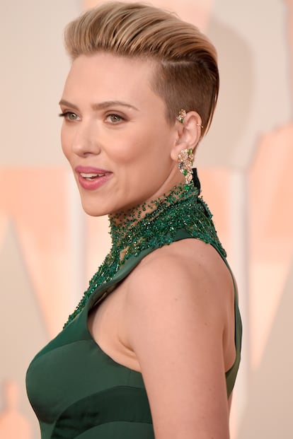 Scarlett Johanson, con rapado y atención a las joyas.