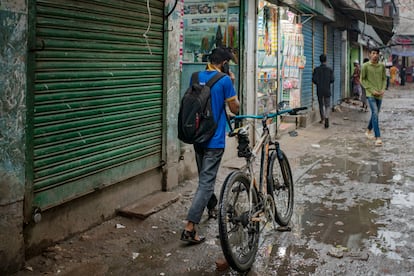 Shopon sigue viviendo en el slum de Korail. Para desplazarse al centro financiero de Daca, se compr una bicicleta. Aunque le gustara sacarse la licencia de conducir para trabajar como transportista. Mejor pagado y con menos presin, opina. 