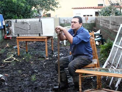 Uno de los vecinos de Sabaris (Baiona, Pontevedra), afectado por las inundaciones.