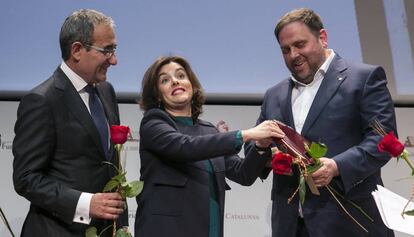 Patrici Tixis, Saénz Santamaría y Oriol Junqueras tras el acto para respaldar la candidatura de Sant Jordi como Patrimonio Inmaterial.