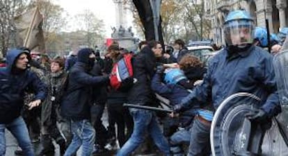 Un grupo de estudiantes se enfrenta a varios agentes antidisturbios durante una manifestación en Turín (Italia) hoy, viernes 15 de noviembre de 2013. Multitudinarios grupos de estudiantes se han lanzado a las calles en todo el país para protestar en contra de las medidas de austeridad y recortes en educación del Gobierno, planeados en los presupuestos de 2014.