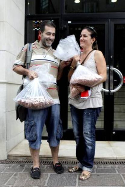 Eduardo Nuñez y Gloria Rodríguez, intentan hoy cancelar en una sucursal del Banco de Santander la deuda hipotecaria que les amenaza con el desahucio con el dinero recaudado en la campaña Céntimos para un Milagro de la Plataforma de Afectados por la Hipoteca (PAH) de Tenerife.