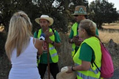 Los caminantes hablan con una reportera.