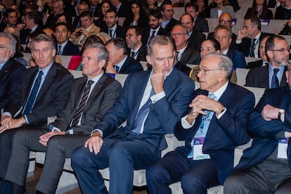 Isidro Fainé, presidente de la Fundación la Caixa (a la derecha), junto al Rey, Felipe VI, el presidente de la Xunta de Galicia, Alfonso Rueda, y el líder del PP, Alberto Núñez Feijoo.