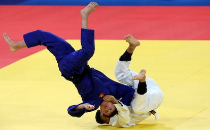 Guilherme Schimidt de Brasil (a la derecha), en acción contra Edi Sherifovski de Macedonia del Norte, durante la ronda de 81 kg de judo, en el Arena Champs de Mars de París.