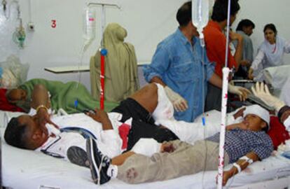 Dos heridos en el atentado de ayer contra una iglesia protestante en Islamabad son atendidos en un hospital.